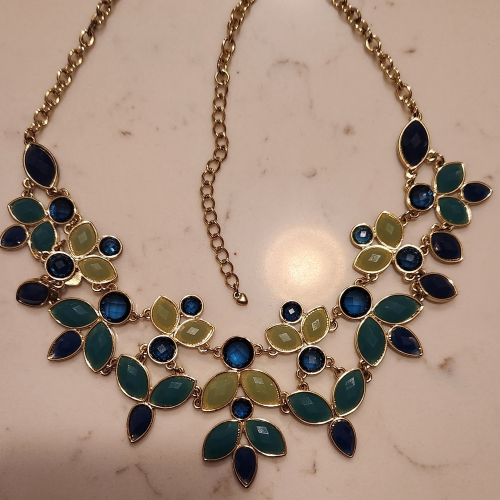 Green Facet Faux Gemstone Necklace - Picture 9 of 10